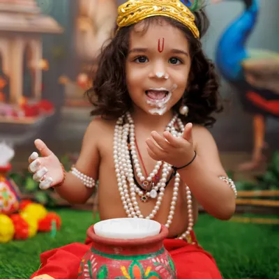 This natkhat Kanha couldn't resist the makhan! A playful and messy moment from my Janmashtami mini sessions.