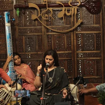 Smt. Tanushree Kashyap Sharma performs a Hindustani vocal recital, accompanied by Shri Saptak Sharma on tabla and Shri Zakir Dholpuri on harmonium. The synergy between the artists is central to a successful baithak.