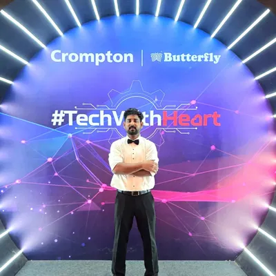 A moment captured at the Crompton event. Performing on a grand stage for leading brands is a privilege, and I always aim to deliver a professional and impactful experience.