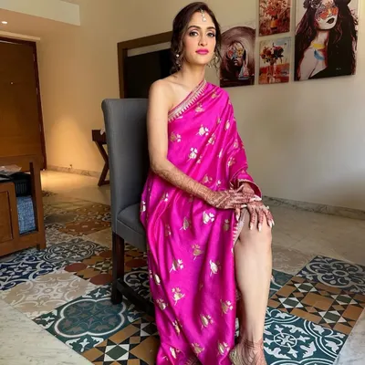 Fuchsia vibes for bride Deepali’s Haldi in Goa. We kept the makeup minimal but added a striking bright pink lip to match her outfit and radiant glow. The one-shoulder saree adds a modern twist.
