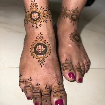 A simple and elegant feet design featuring our signature lotus motif in a mandala. The pattern is minimal but adds a beautiful touch.