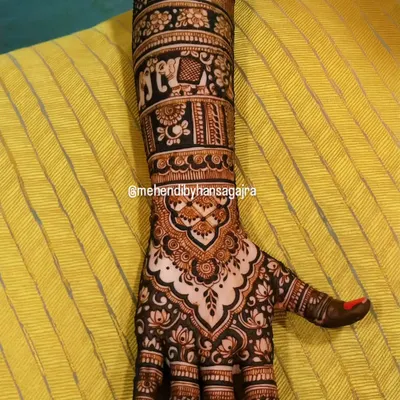 This back-hand design is all about bold borders and fine detailing. The elephant procession on the wrist adds a touch of royalty, completing the bridal look from every angle.