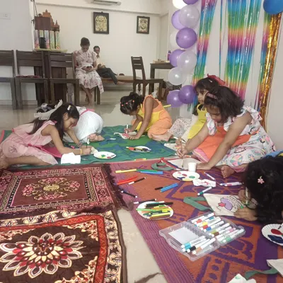 A candid moment from Uma's birthday, with all the girls completely absorbed in their tote bag painting. We create a comfortable and fun environment where kids can spread out and let their creativity flow.