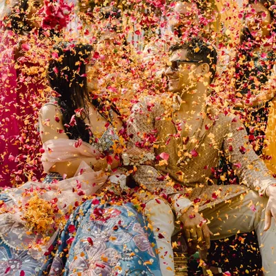 A storm of petals for a love this grand. This is the peak of Haldi fun, a moment of pure, unadulterated joy that I love to freeze in time.