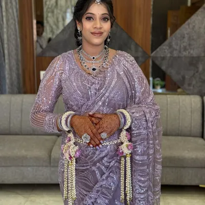 A glowing mom-to-be at her baby shower. I created a soft and radiant makeup look to enhance her natural beauty, pairing it with a lovely lavender sequin saree. The floral jewelry adds a special touch for this traditional ceremony.