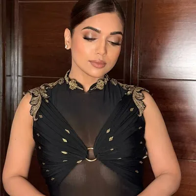 A little smoke, a lot of glow, and a whole mood with the gorgeous Samiksha Pednekar for India Couture Week. This look is all about that celebrity-level radiance.