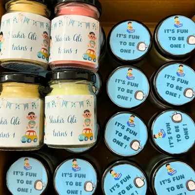 How cute are these birthday return gifts for Shakir Ali's first birthday? We customized the labels on the jar and the lid to match the party's theme.