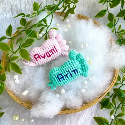 These personalized baby feet keychains are one of my most popular gifts for new parents. Here are two I made, one in pink for Avani and one in mint green for Arin.