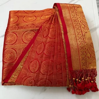 This is the final product: a gorgeous bridal Kanjeevaram, pre-pleated, pressed, and boxed for perfection. It's ready to be opened and worn, making your wedding day preparations smooth and effortless.