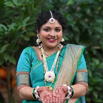 The beautiful mom-to-be, ready for her Dohale Jevan ceremony. Her look is completed with delicate floral jewelry, a Maharashtrian tradition for this special occasion.