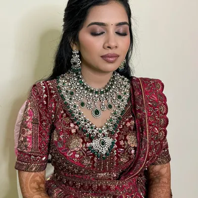 An unfiltered, unedited shot of my beautiful bride Chaithra's reception look. This showcases a soft glam eye and a flawless base that looks stunning in a rich maroon lehenga.