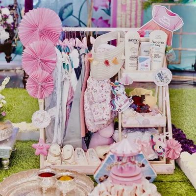 Our custom baby shower gift hamper, designed as a miniature clothing rack. It’s filled with adorable baby clothes, shoes, hats, and gentle skincare products, creating a stunning and practical centerpiece for the celebration.
