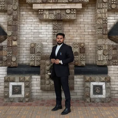 As a criminal defense lawyer, I believe your presentation speaks before you do. This is me, ready and focused, prepared to represent you with the seriousness your case deserves.