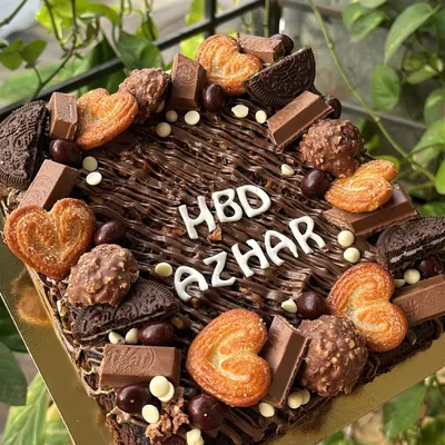 My brownie slabs are a chocolate lover's dream, loaded with Oreos, KitKat, Ferrero Rocher, and heart-shaped biscuits. I can personalize it with a birthday message.