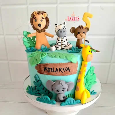 A super cute jungle cake for Atharva's 4th birthday. He envisioned five specific animals for his cake, and I loved bringing his imagination to life with these handcrafted fondant figures. The cake inside was a delicious vanilla sponge with fresh fruits.