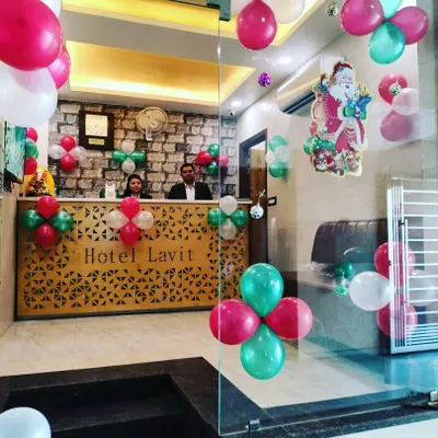 We decorated the reception of Hotel Lavit for Christmas using a festive color scheme. Balloon clusters were placed at the entrance and around the front desk to create a cheerful holiday welcome for all the guests.