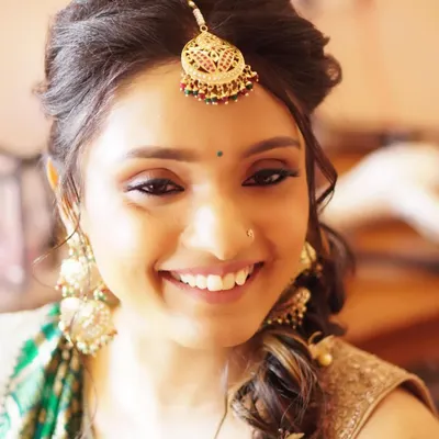 For Nony’s Mehendi, we chose beautiful earthy tones to complement the intricate henna. A matte foundation with a subtle glow, a touch of coral blush, and intense black kohl liner created a fresh, natural, and stunning look.