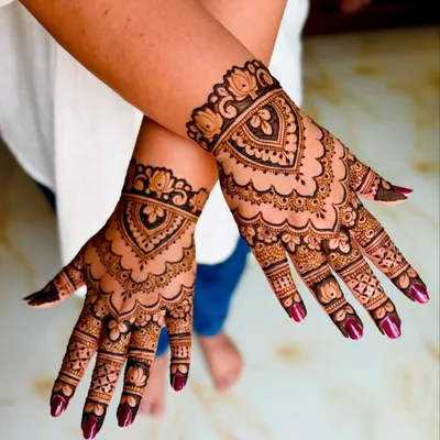 Wrist-length Indian mehendi for her cousin’s engagement ❤️✨