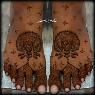A beautiful and minimalist foot mehendi design. This pattern features a large lotus motif on the top of the foot, with delicate details on the toes.