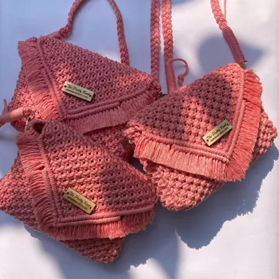 Our pink box bags have been in great demand this month. They are so cute and practical, with a size of 8.5 x 6 x 2.5 inches and our signature wooden tag. Available in 12 colors.