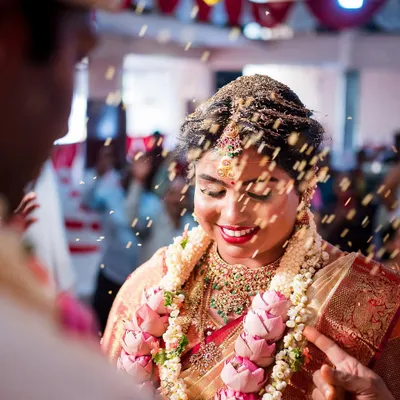 A beautiful moment of blessing as consecrated rice, or 'akshata', is showered on the bride. We capture the joy and sanctity of these key Kannada and Tambram wedding rituals.
