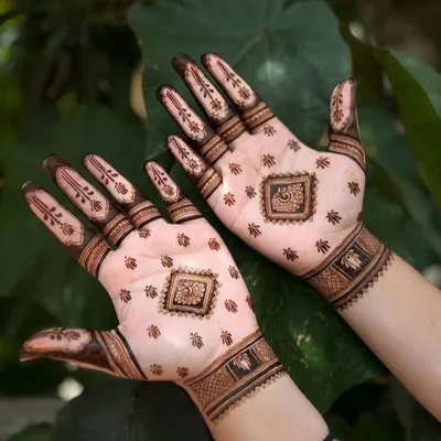 A classic and minimalist design perfect for wedding guests. This pattern features a central square motif with small butis scattered across the palm, paired with detailed work on the fingertips. This is the fresh paste application.