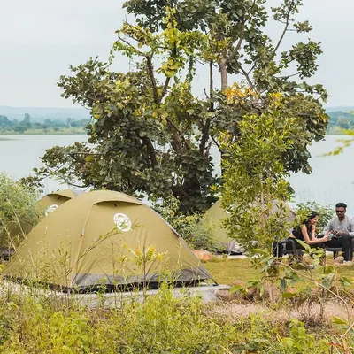 Our classic dome tents are set up with beautiful views of the lake, surrounded by the natural greenery of the hills. It's the ideal setup for a genuine outdoor experience.