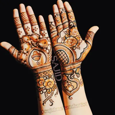 An elegant Indo-Arabic design that flows beautifully from the wrist to the fingers. The combination of delicate floral vines and traditional motifs with plenty of open skin creates a very sophisticated look.