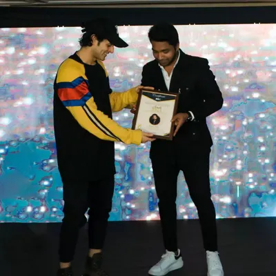 Receiving the Best Fashion Photographer Award in 2023 from Priyank Sharma. A proud moment for the Wall of Images team.