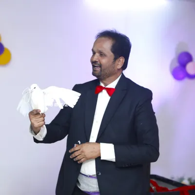 Our professional magician captivates both kids and adults with a lively and interactive show. This performance includes classic tricks, like making a dove appear, ensuring your party entertainment is a memorable highlight.