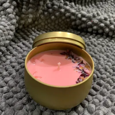 Wrap yourself in luxury with this golden tin scented candle. The pink wax is topped with rose petals, perfect for refreshing your space and soothing your soul.