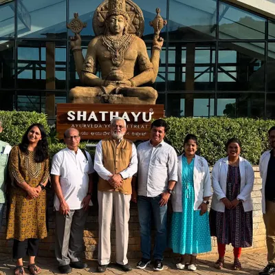 We were honored to host Dr. G.G. Gangadharan, a revered Ayurved Acharya, and Dr. Ravi Temarisa from the USA. Their visit represents a confluence of ancient wisdom and modern global perspectives on Ayurveda.
