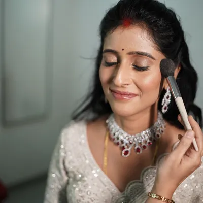I believe in using the best products to achieve a natural, skin-like finish. Here is a glimpse of me giving the final touches to a bride's makeup.