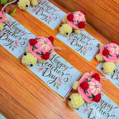 This was a special bulk order of turtle keychains for Teacher's Day. Each keychain was paired with a greeting card, making it a thoughtful and unique gift.