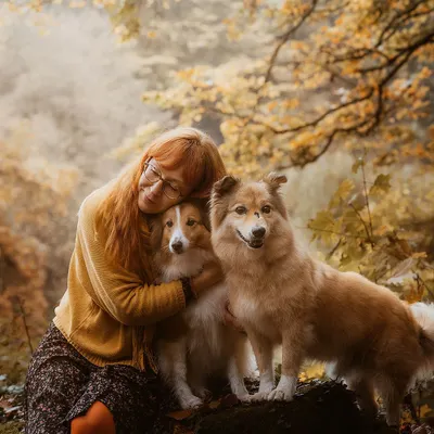 Starting with one of my favorite shots from my first fall mini-sessions in Luxembourg. The golden light, the colorful leaves, and the incredible bond between a pet parent and her two perfect models, Monty and Bella.