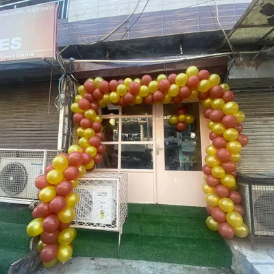 A wider view of the balloon arch for a new shop opening. This type of entrance decoration is a highly effective way to signal a grand opening and draw in customers from the street.