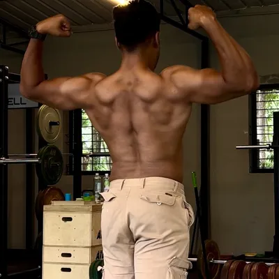TRAP-PED! Irrespective of how much you lift, this is what the internet wants to see. A strong back is the result of heavy pulls and rows, not just vanity exercises.