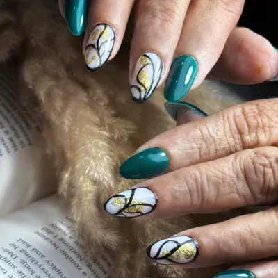 This chic set features deep green nails paired with abstract art on a white base. The design is detailed with black accents and a luxurious gold foil touch for a bold and artistic statement.
