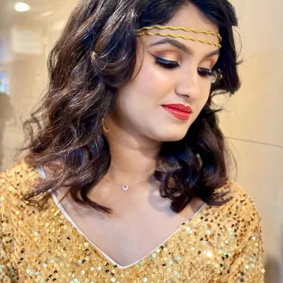 A closer look at the golden glam makeup, showing the blended bronze and gold eyeshadow with a sharp, clean wing. This style is perfect for anyone wanting a classic yet striking look for a party or event.