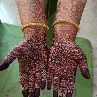 This is the beautiful, deep reddish-brown stain that my organic mehendi produces after a couple of days. The color is rich and even, highlighting every detail of the floral design.