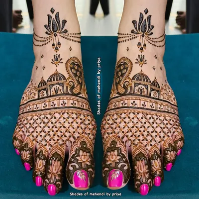 A beautiful minimal design for a bride's feet. This pattern features palace architecture and lotus motifs, covering the feet elegantly without being too heavy.