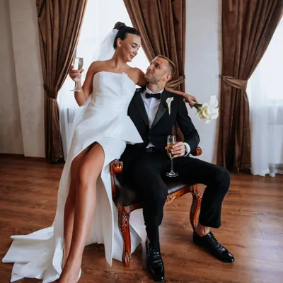 A toast to forever. This glamorous wedding portrait in Dubai captures the stylish connection and celebratory joy of a couple on their special day.