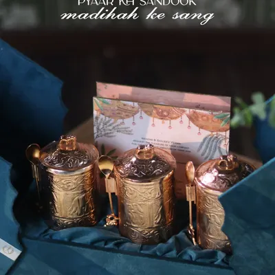 "Pyaar ka Sandook, Madihah ke sang." This is our take on the traditional mukhwaas box, reimagined for new-age gifting. This set of three ornate, rose-gold finished jars comes in a beautiful velvet box, filled with nostalgia.