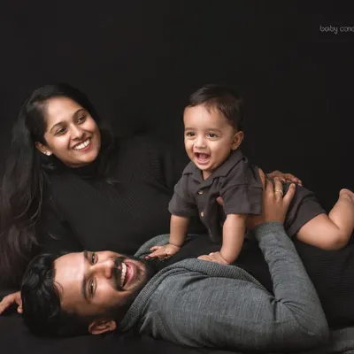 The best moments are the ones filled with laughter. I create a relaxed environment where your family can play and be yourselves, resulting in genuine and joyful portraits like this one.