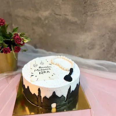 A Ramadan Mubarak cake to share with your loved ones. This design features a mosque silhouette and is topped with a fondant prayer mat and tasbeeh.