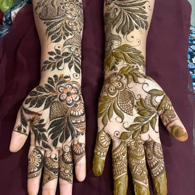A fresh application of a Doha-style mehndi design. One hand is done with my organic henna, and the other with a different type, showing the difference in paste texture and color. My paste is dark and rich.