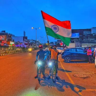 An early morning start for our Independence Day ride. A member proudly holds the Indian flag as the sun rises.