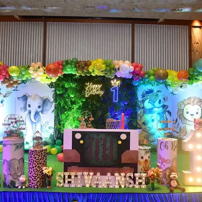 A vibrant jungle theme with a lush green wall, neon signs, and multiple animal characters. This setup is packed with details, including themed pedestals and a blue floor skirt.