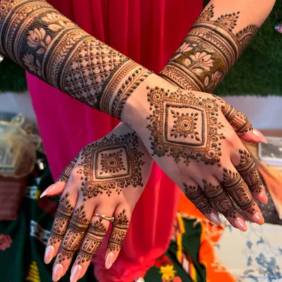 This design offers a modern take on the classic mandala with a unique square shape. The geometric center is surrounded by delicate details, creating a striking focal point on the back of the hand.