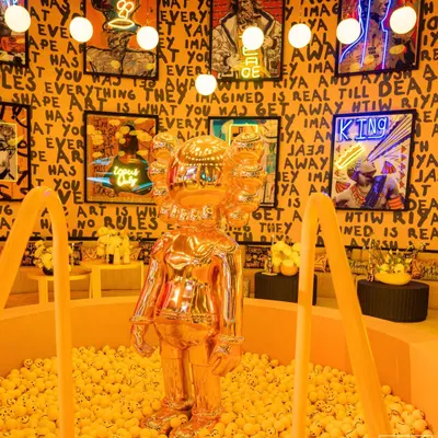 The 'Glitch Pop' experience was a universe we created for a couple who trusted our most eccentric ideas. This room, inspired by graffiti art, featured a smiley face ball pit and a giant Kaws-inspired sculpture.